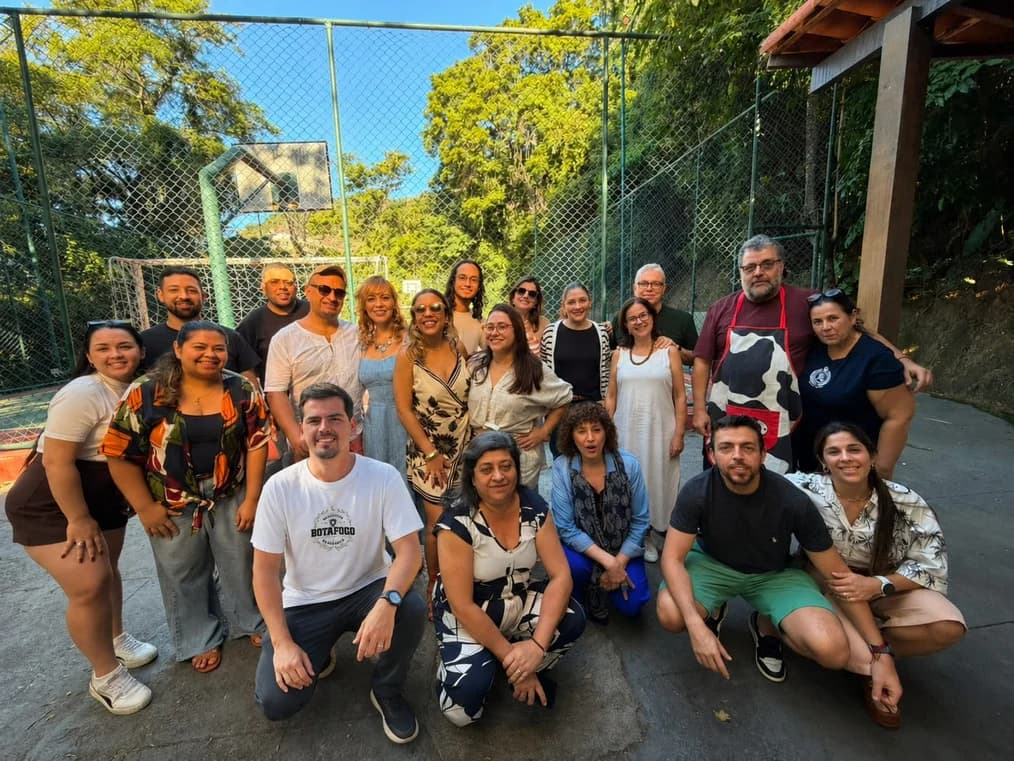 Membros e familiares reunidos em um encontro de convivência da Network-se